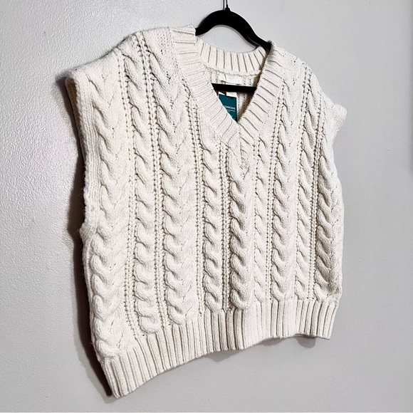 NWT H&M Thick Cable Knit V-Neckline Relaxed Fit Sweater Vest in Soft White - Picture 8 of 16